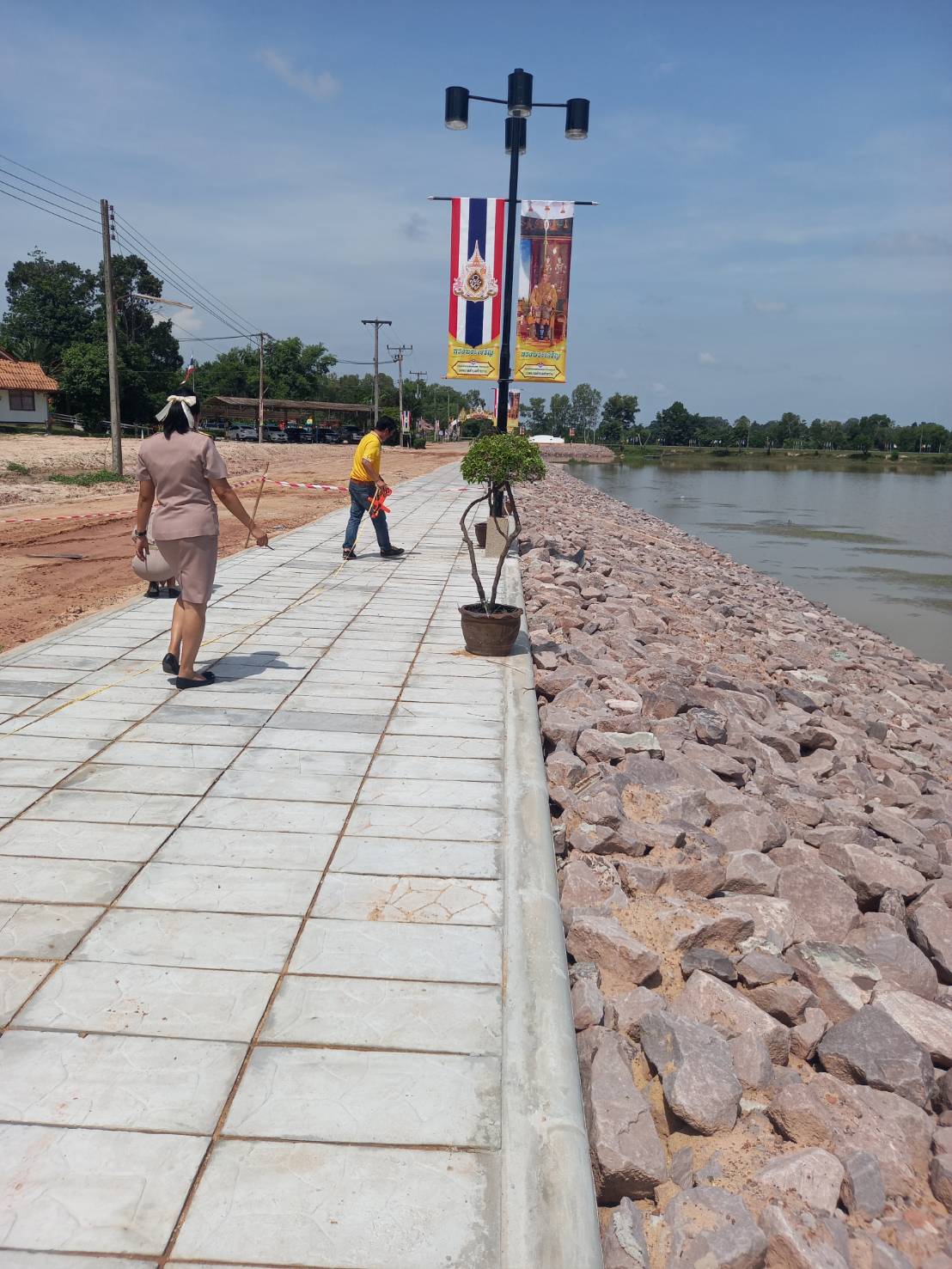 งานจ้างก่อสร้างพัฒนาแหล่งท่องเที่ยวโสกใหญ่ หมู่ที่ 5 โดยมีงานถมดิน งานตลิ่งแบบหินทิ้ง งานคอนกรีตผิวพื้นทางเท้า งานแบบหล่อคอนกรีต งานตะแกรงเหล็กเสริมคอนกรีต งานท่อระบายน้ำ งานจัดหาและปลูกพันธุ์ไม้ประดับ งานเครื่องออกกำลังกายและเครื่องเล่น ทต.คำขวาง อ.วารินชำราบ จ.อุบลฯ